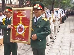 Solders and veterans queue to pay respect to General Giap in October 2013